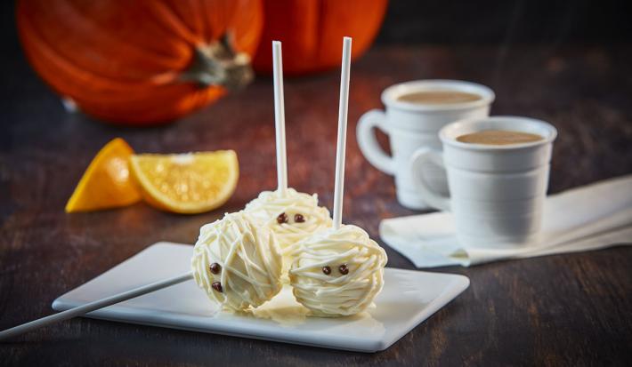 Cake pops decorados como momias perfectos para Halloween