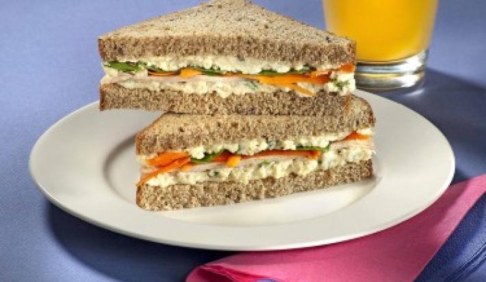 Sándwich NUTREN® Senior con vegetales y jamón de pollo