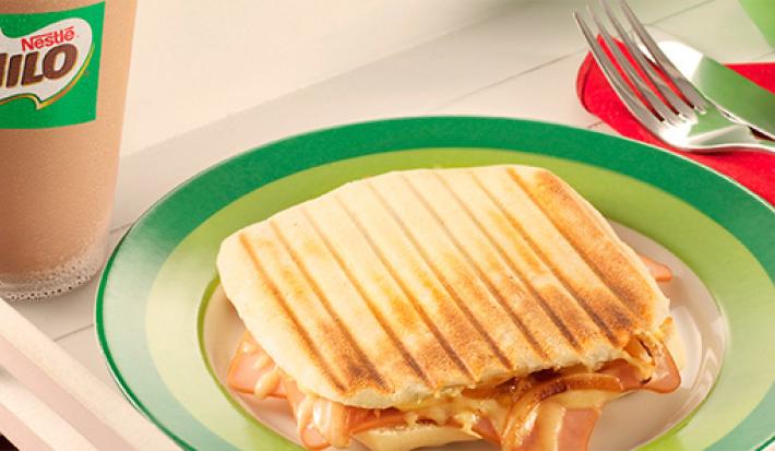 PANINI DE JAMÓN CON CEBOLLA ACOMPAÑADO CON MILO® FRIO