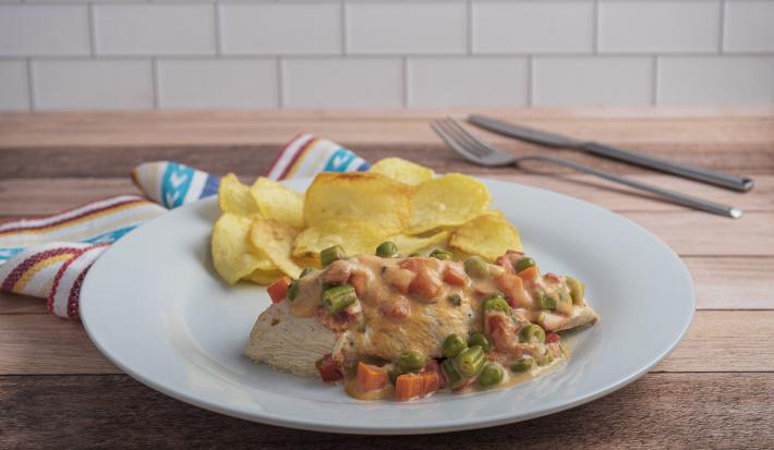 Filetes de pollo guisados con vegetales y crema