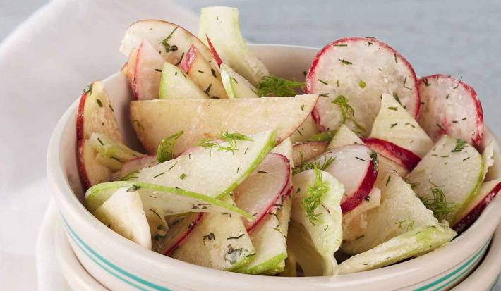 ENSALADA DE MANZANA Y RÁBANOS CON SALSA CREMOSA