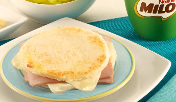 AREPA PAISA CON JAMÓN Y QUESO ACOMPAÑADA CON MILO® CALIENTE