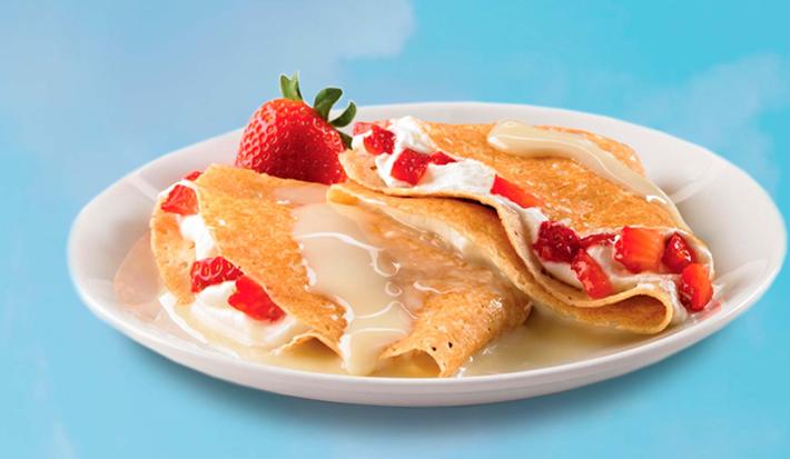 Crepes rellenos de frutos rojos con la lechera