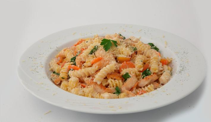 Pasta corta con pollo, espinaca, tomates y zanahoria