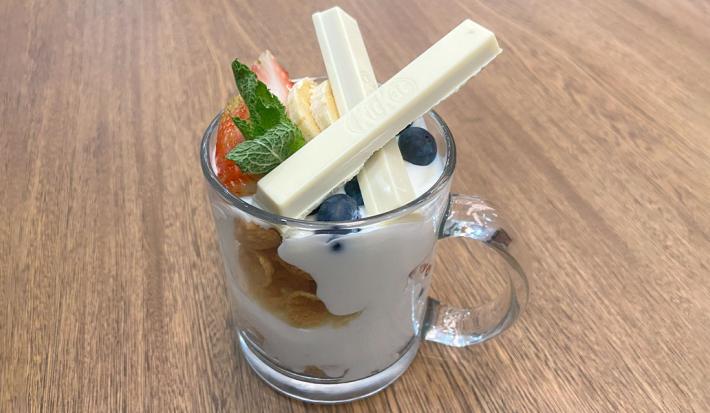 Parfait de yogurt con frutas y KitKat® WHITE