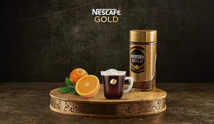 Café GOLD® frío con naranja y coco