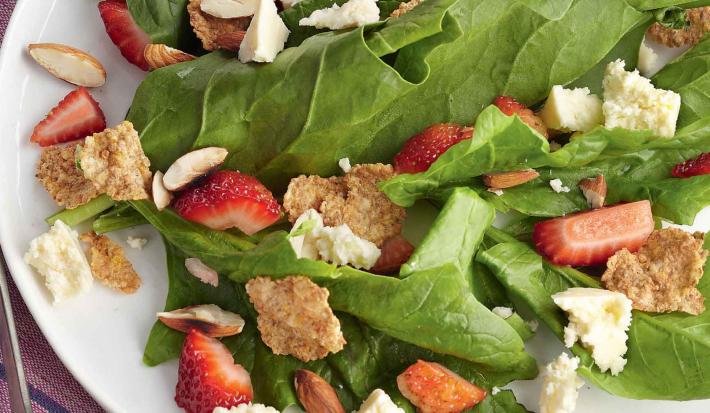 ENSALADA DE ESPINACAS CON FRESAS, QUESITO Y ALMENDRA