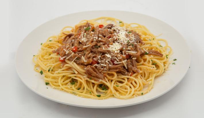 Pasta con carne desmechada