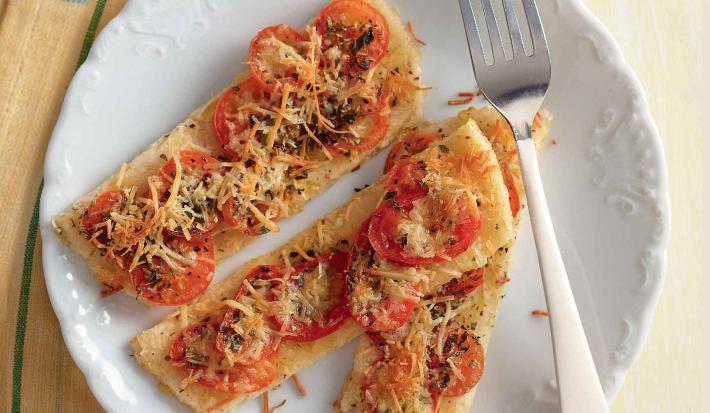 TIRAS DE AREPA GRATINADAS CON TOMATE Y ORÉGANO