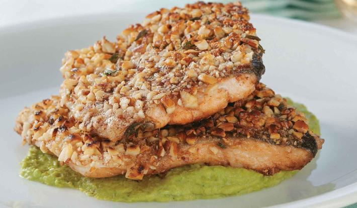 TRUCHA APANADA CON ALMENDRAS Y TOMILLO SOBRE PURÉ DE ARVEJAS