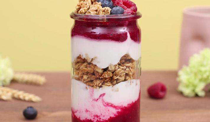 PARFAIT DE YOGURT, BATIDO DE FRUTAS Y GRANOLA