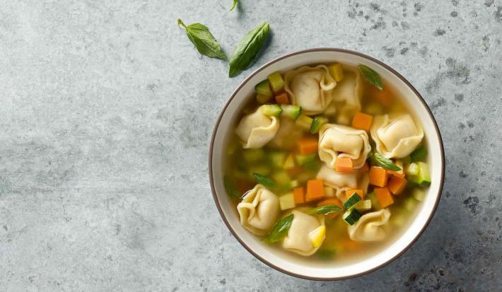 Sopa de verduras y tortellini