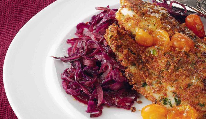 Pescado apanado con salsa de uchuva y repollo morado